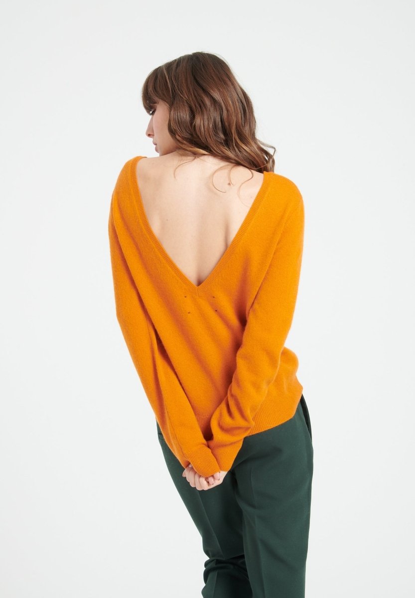 Pull décolleté V dans le dos femme en cachemire orange citrouille - MIA 7